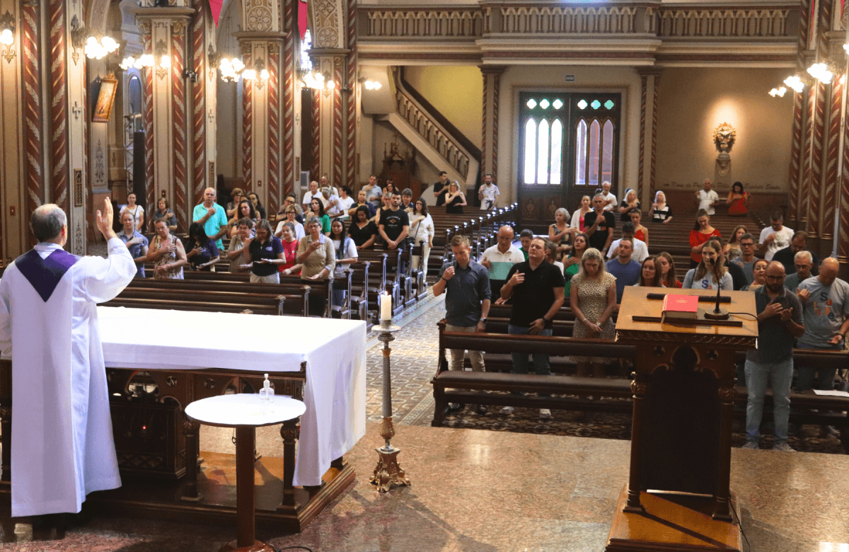 Foto de capa da notícia Missa de início do ano letivo reúne professores, religiosas e religiosos na Catedral Diocesana de Caxias do Sul