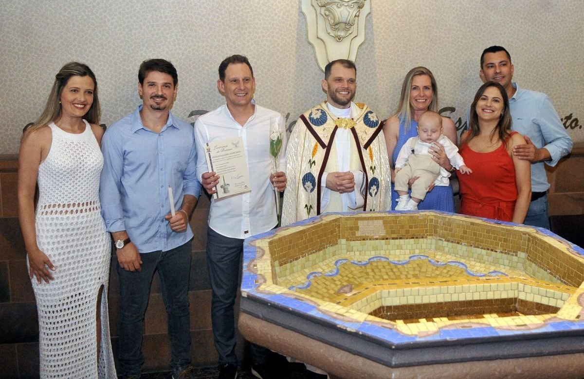 Foto de capa da notícia Catedral de Caxias acolhe novos cristãos com o Sacramento do Batismo, no início de 2024