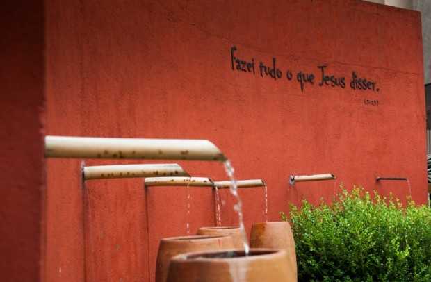 A fonte com seis talhas recorda o episódio de Bodas de Caná, uma recomendação de Maria que pede para seguir o filho Jesus.