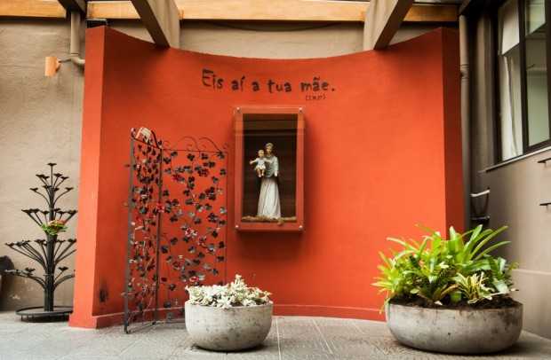 Recorda as palavras de Jesus ao entregar Maria como Mãe da humanidade. É possível acender velas ecológicas, adquiridas na secretaria paroquial.