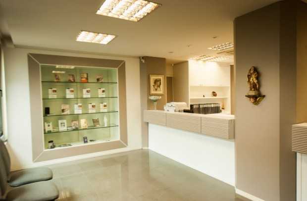 Secretaria paroquial está localizada no térreo do campanário.