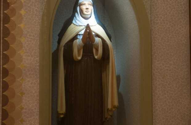A estátua de Santa Teresa D'Ávila está em posição orante, voltada ao Sacrário. Foi esculpida por Pietro Stangherlin, no século XIX.