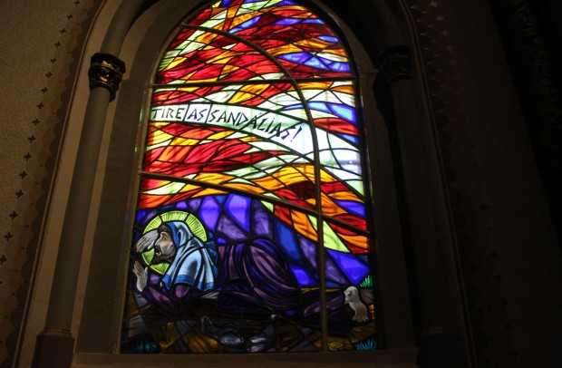 Nas duas janelas laterais, encontram-se vitrais que representa Moisés prostrado diante do Mistério, e a figura da Sarça Ardente que indica a presença de Deus
