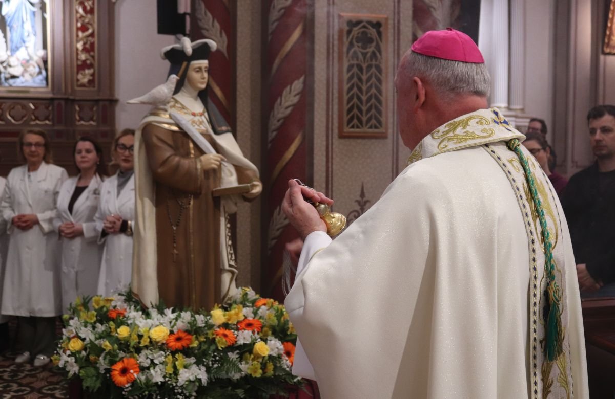 Foto de capa da notícia Dom José Gislon preside a terceira noite do Tríduo de Santa Teresa D'Ávila na Catedral de Caxias do Sul