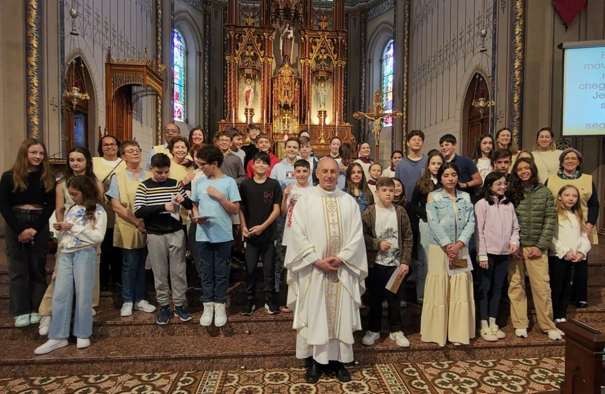 Foto de capa da notícia Catedral Diocesana de Caxias do Sul celebra a conclusão da etapa da Crisma 1 de 67 catequizandos