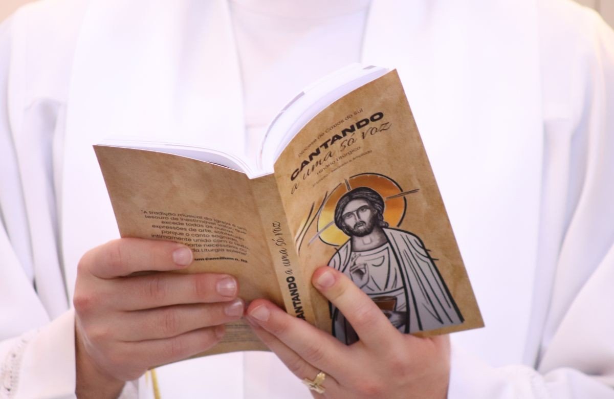 Foto de capa da notícia Comissão de Música Litúrgica disponibiliza sugestões de cantos para o Tempo Pascal a partir do novo hinário da Diocese de Caxias do Sul