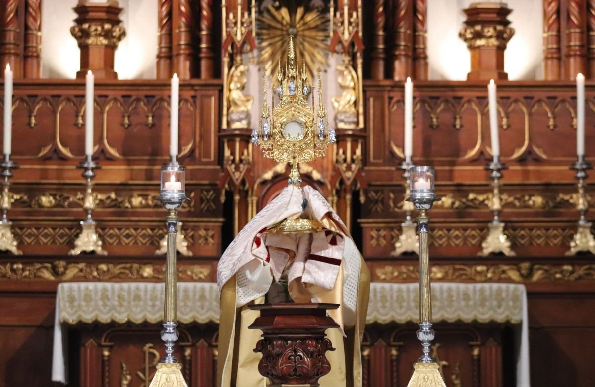 Foto de capa da notícia Dom José Gislon celebra Missa solene de Corpus Christi na Catedral de Caxias recordando a presença real de Cristo na Eucaristia