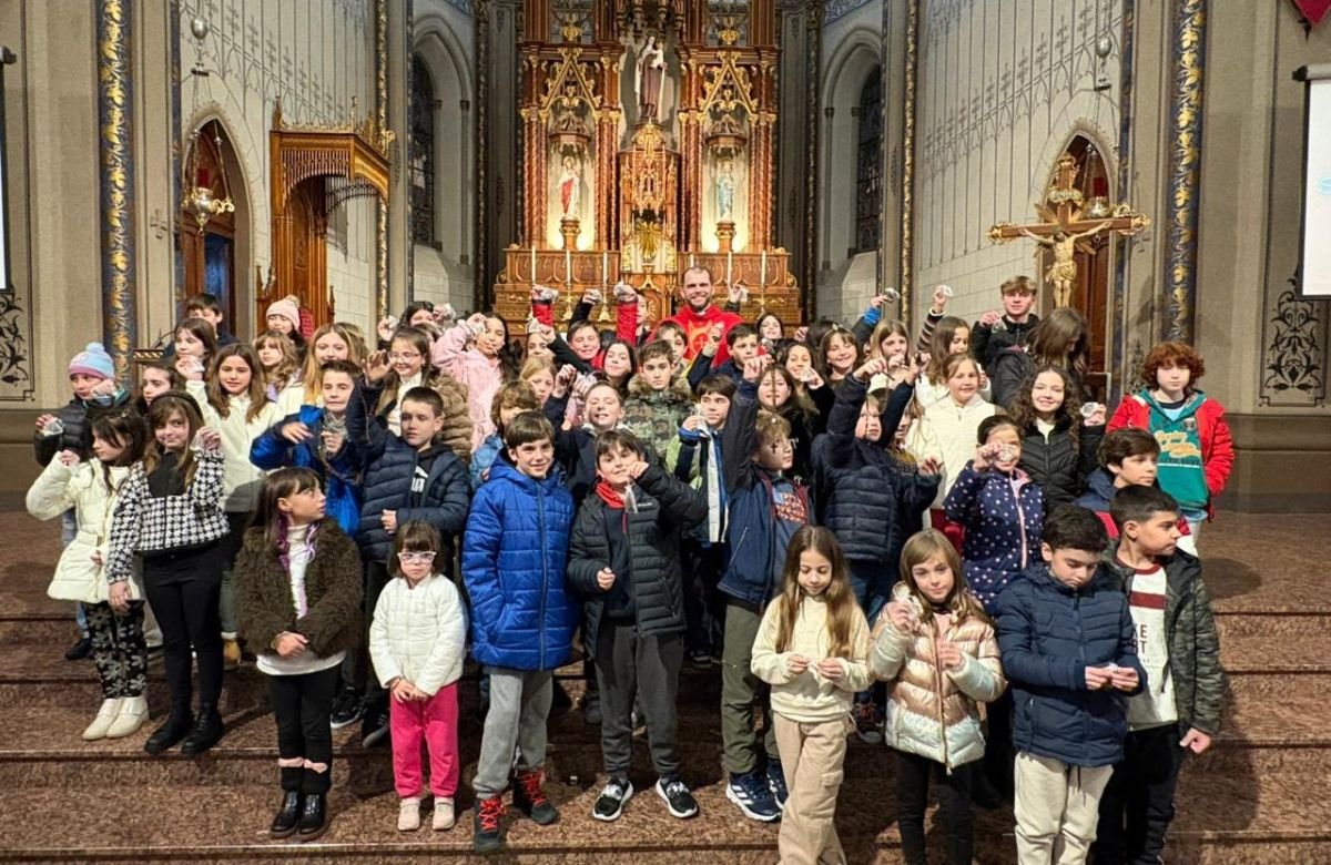 Foto de capa da notícia Catequizandos da Eucaristia 1 participam da celebração de entrega do Terço, na Catedral Diocesana de Caxias