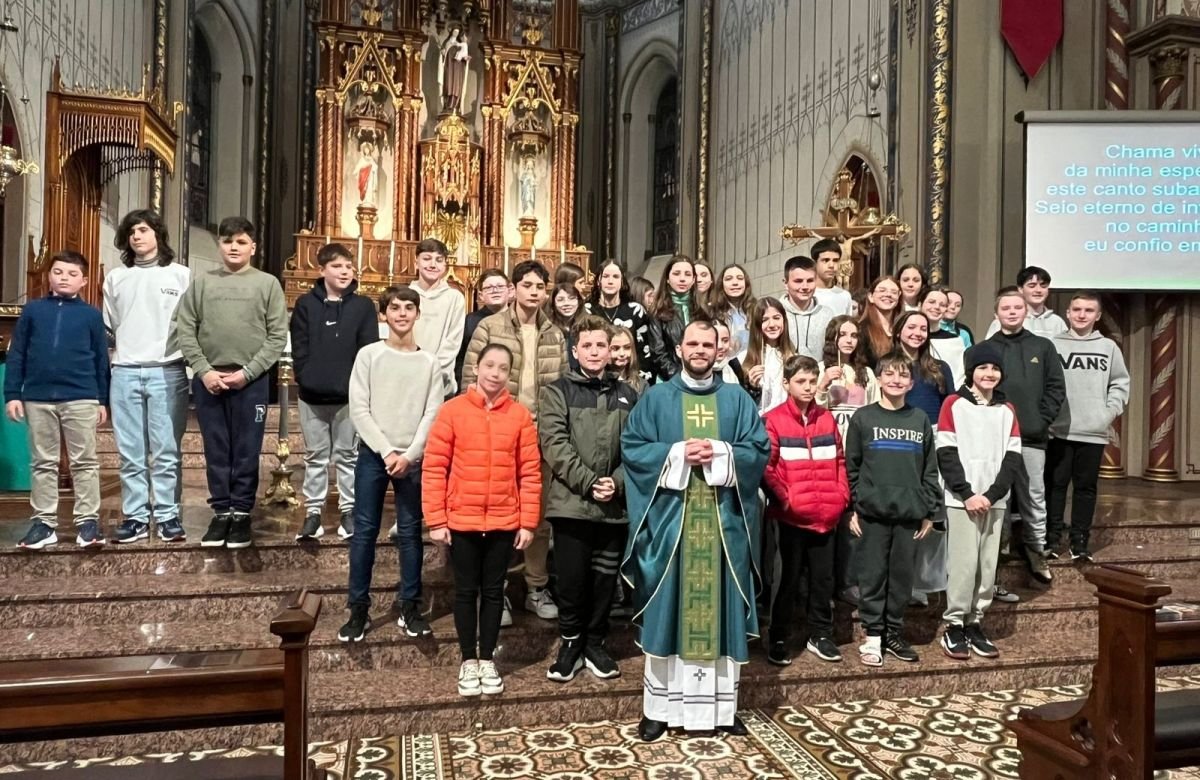 Foto de capa da notícia Em preparação à Crisma, catequizandos da Catedral de Caxias do Sul celebram o rito da Iluminação