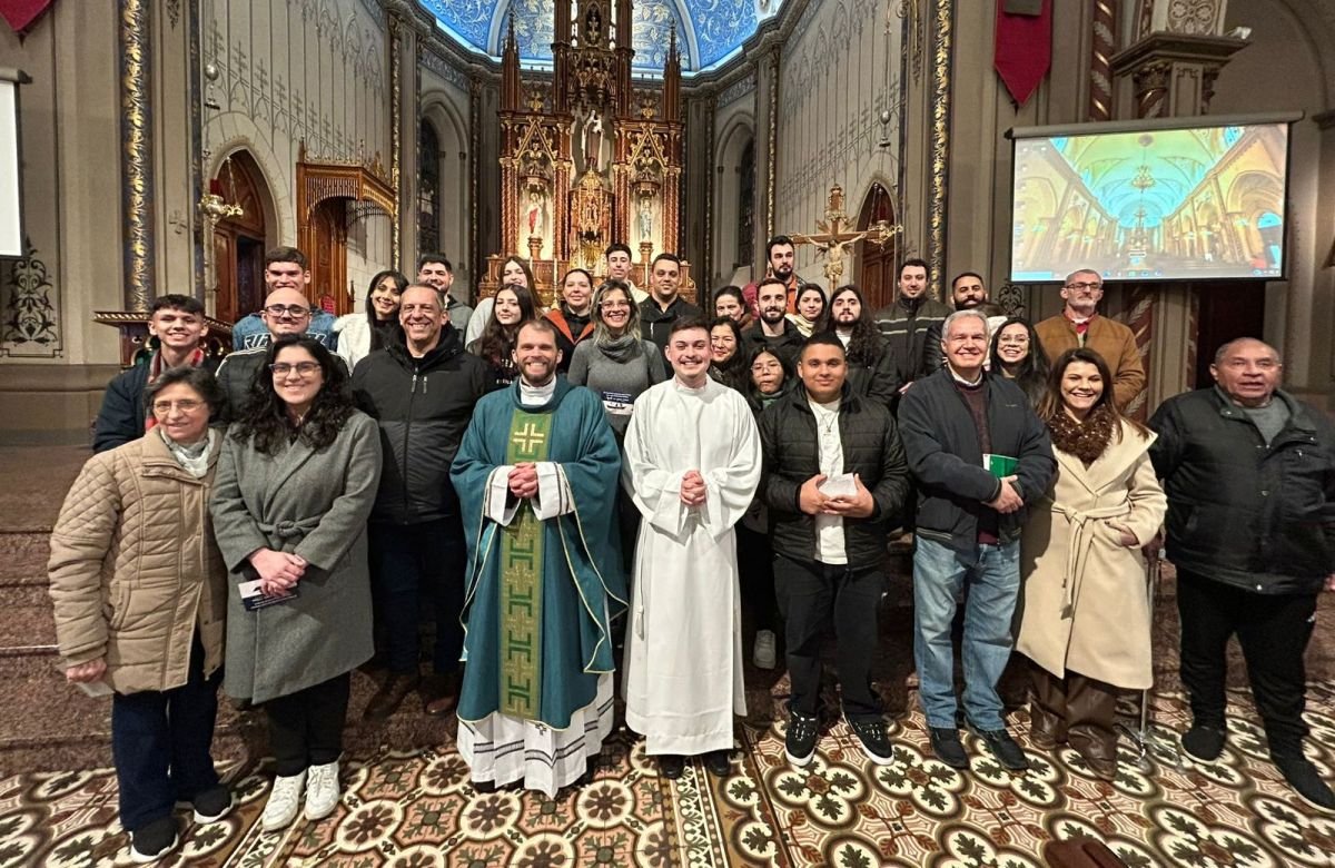 Foto de capa da notícia Adultos que irão receber os sacramentos da Iniciação à Vida Cristã na Catedral de Caxias participam da entrega do "Creio"