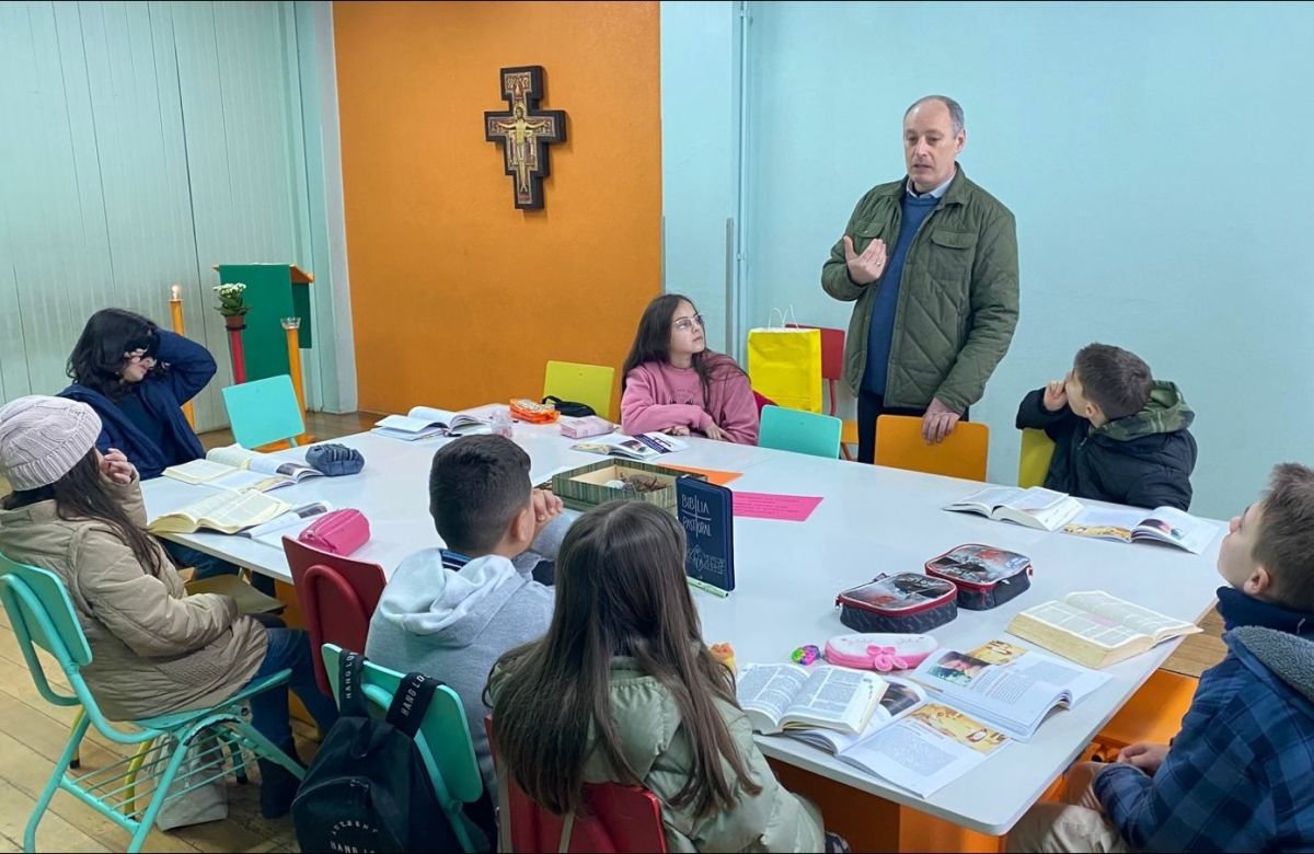 Foto de capa da notícia Padre Volnei Vanassi visita turmas de Catequese da Catedral de Caxias para falar sobre a beleza das vocações