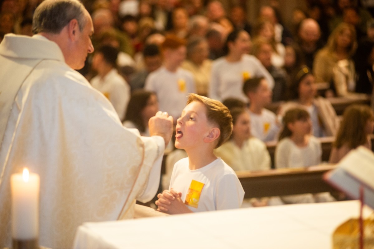Catedral Diocesana de Caxias do Sul celebra a Primeira Eucaristia de 102 crianças