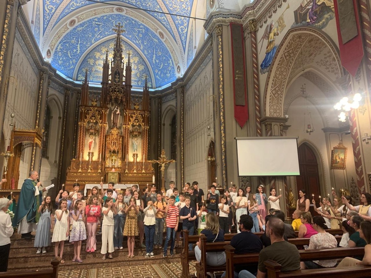 Catedral de Caxias celebra a conclusão etapa da Eucaristia 1 de 105 crianças e de 102 catequizandos da Eucaristia 2