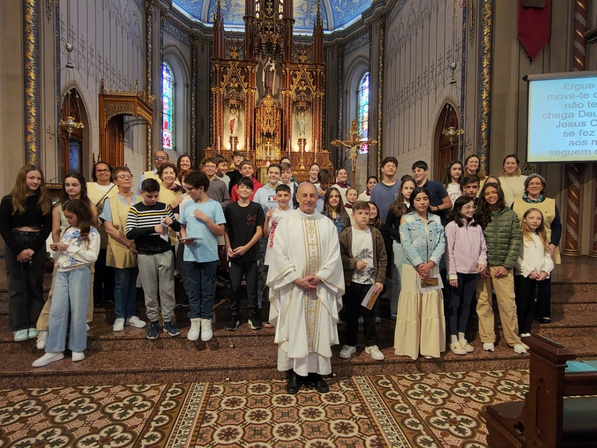 Catedral Diocesana de Caxias do Sul celebra a conclusão da etapa da Crisma 1 de 67 catequizandos