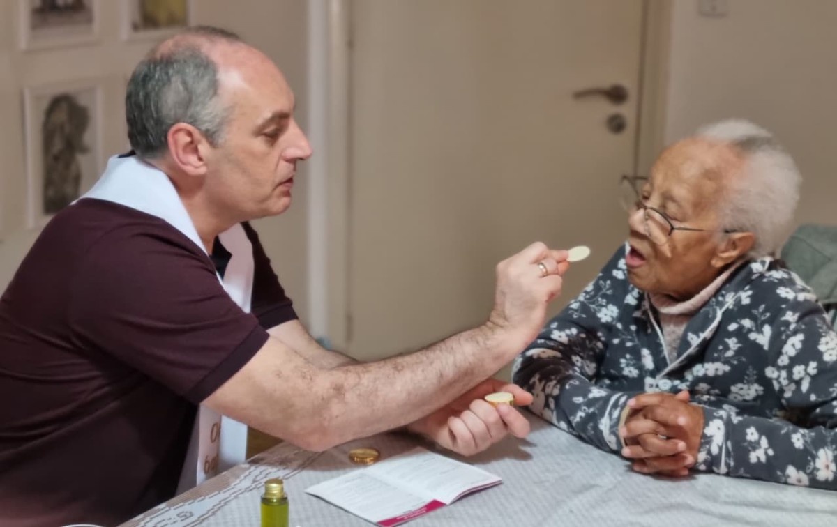 Em preparação ao Natal, padres da Catedral e ministros da Eucaristia visitam idosos do centro de Caxias do Sul