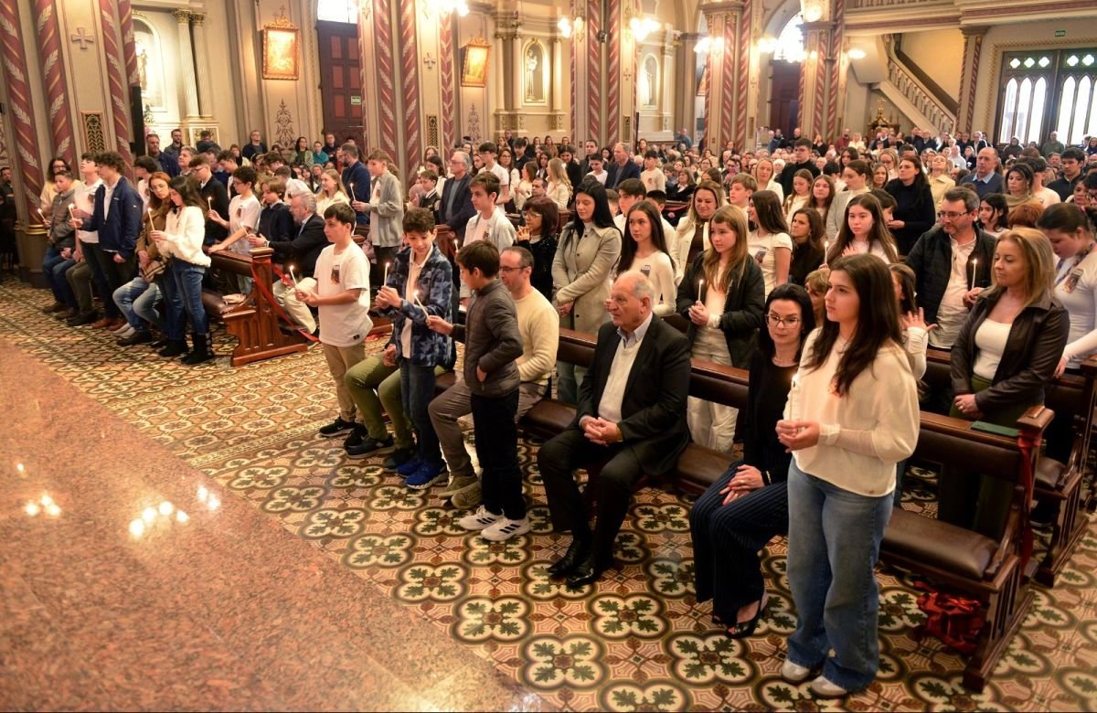 Foto de capa da notícia Em Missa solene na Catedral Diocesana de Caxias do Sul, 65 jovens recebem a unção com o óleo do Crisma