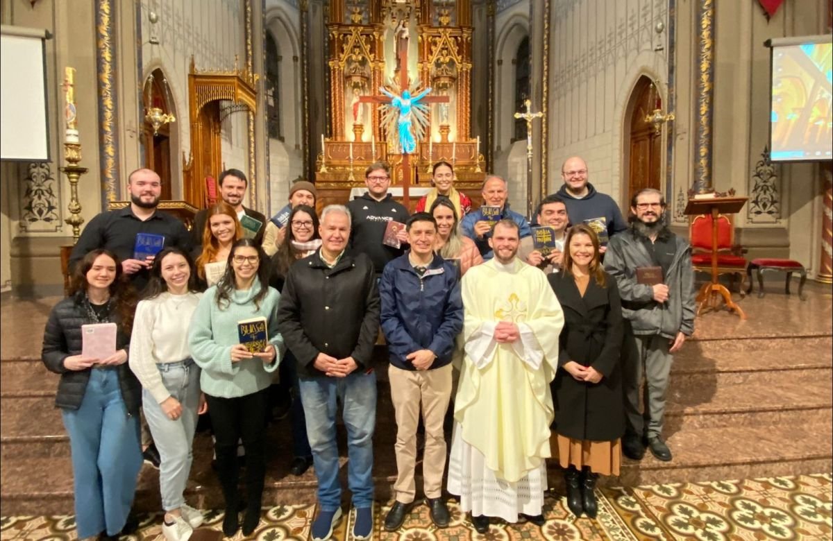 Foto de capa da notícia Missa marca o rito de entrega da Bíblia aos catequizandos adultos da Catedral de Caxias do Sul